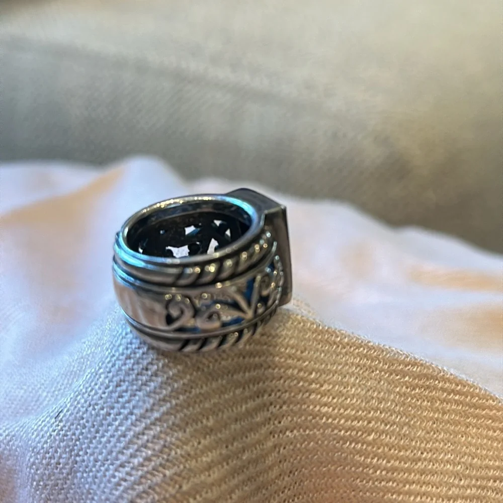 Heavy solid sterling ring - Picture 3 of 4